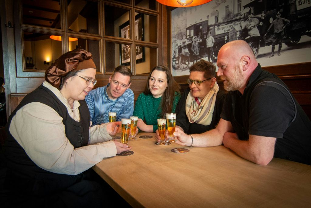 게스트와 투어 가이드가 함께하는 맥주 시음