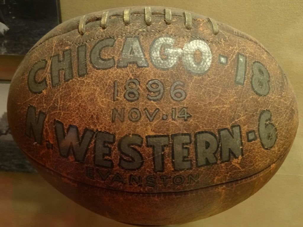"Chicago vs. Northwestern, Nov. 14, 1896, Evanston." 라는 문구가 보이는 빈티지 풋볼.