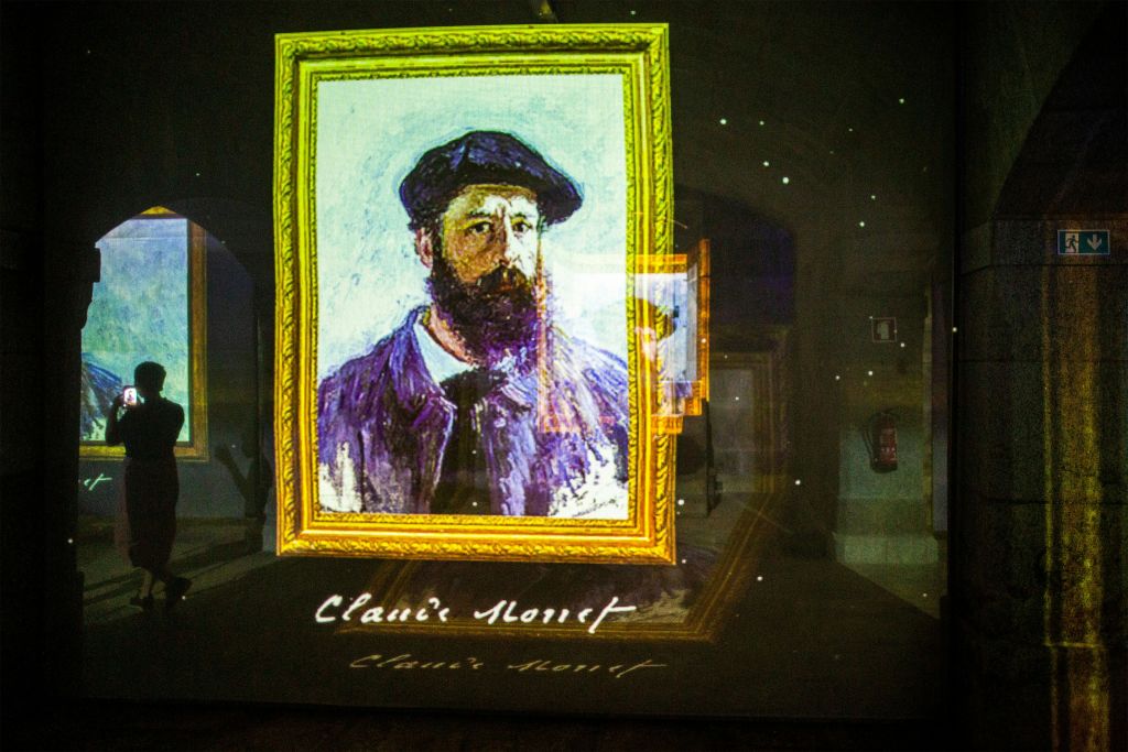 클로드 모네 (Claude Monet) 의 초상화를 어두운 배경에 액자로 장식하고 그 아래에 그의 서명을 새겼습니다.