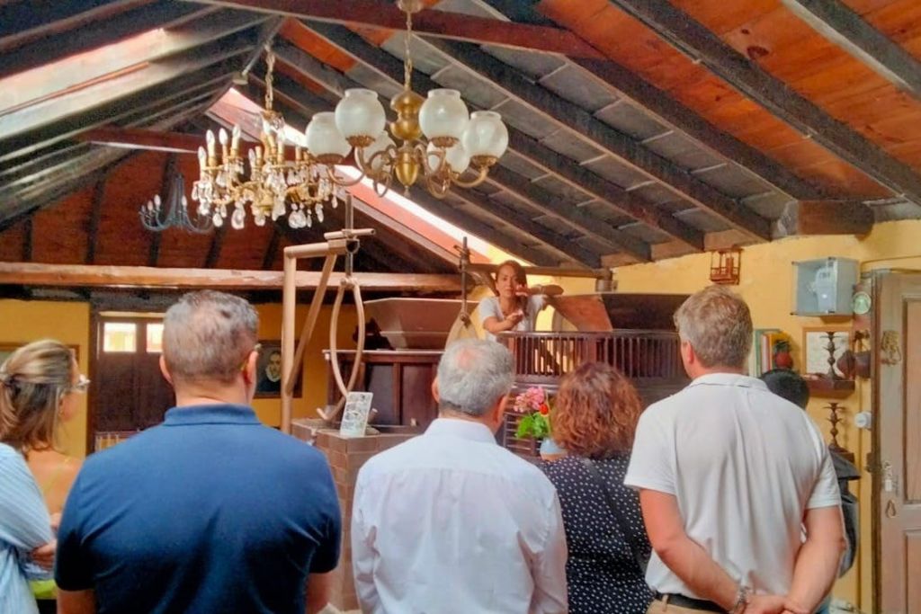 일행에게 공장 운영에 대해 설명하는 가이드