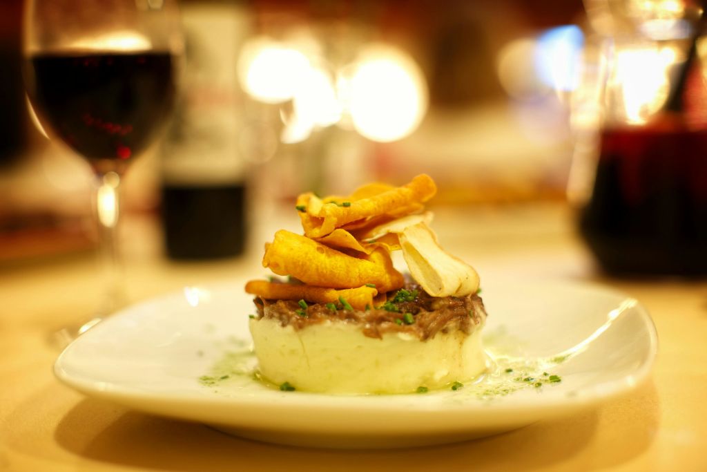 스타 메뉴의 으깬 감자 베이스에 바삭한 야채를 곁들인 옥스테일 팀베일