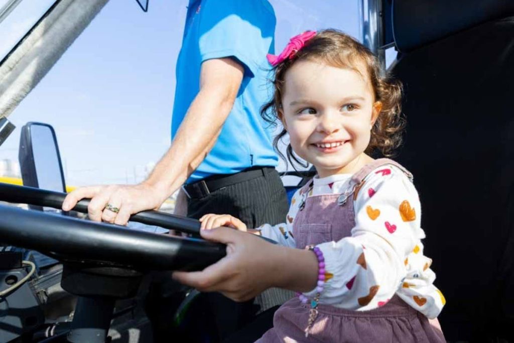 아쿠아덕을 운전하는 어린이