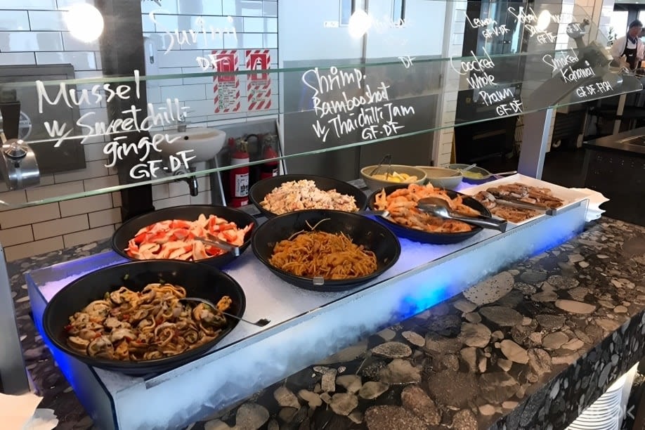 로토루아의 스카이라인 곤돌라와 루지는 뷔페와 카페를 포함하여 최상층에서 식사 옵션을 제공합니다.