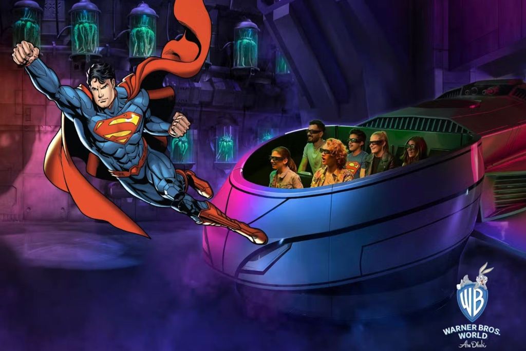 3D 안경을 쓰고 차량에 탑승한 사람들과 함께 미래형 실험실 안을 날아다니는 슈퍼맨.