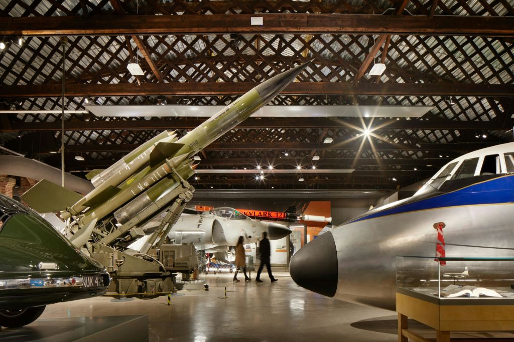 100년 이상의 항공 우주 업적에 대한 이야기를 담은 박물관 전시회입니다.