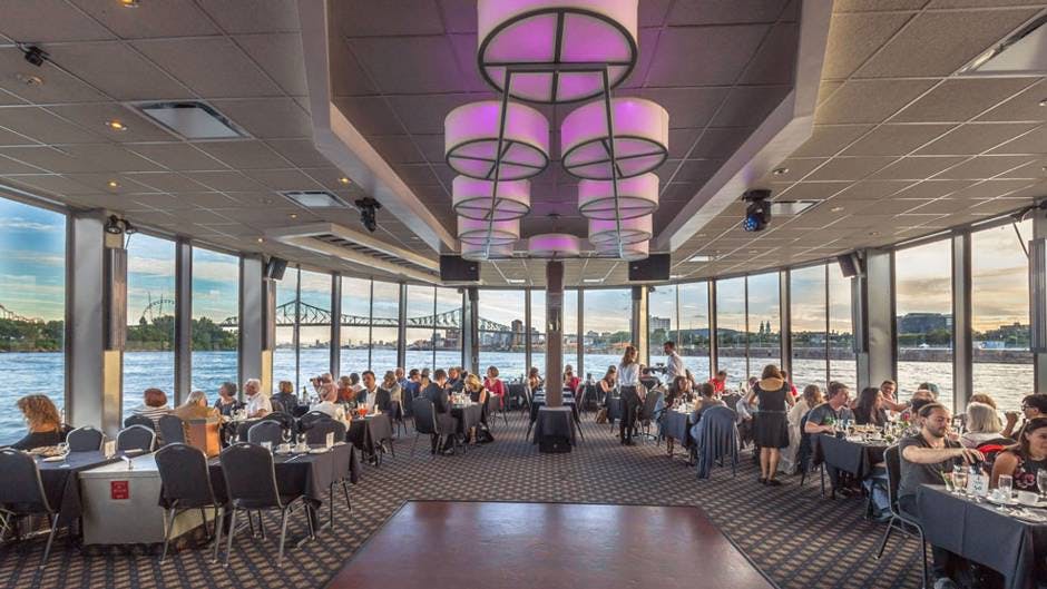 유리창이 완비된 객실에서 파노라마 전망을 감상해보세요.