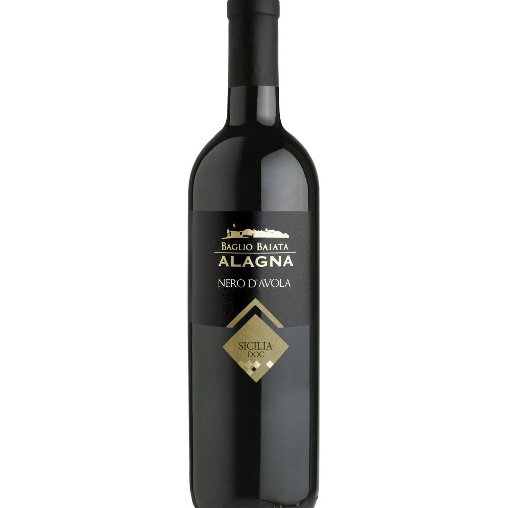 검은색 배경에 금색 다이아몬드 모양의 엠블럼이 있는 "Baglio Baiata Alagna Nero D'Avola Sicilia DOC" 라고 표시된 다크 와인 병.