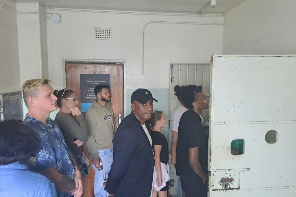 방문객은 Nelson Mandela cell로 이동합니다.