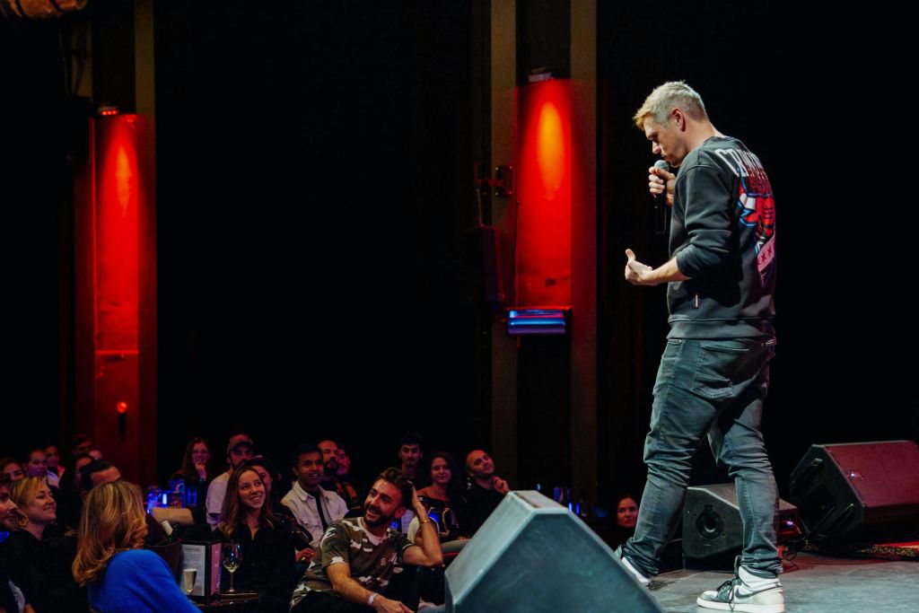 코미디 대사관 무대에서 만나는 매트 카스텔비