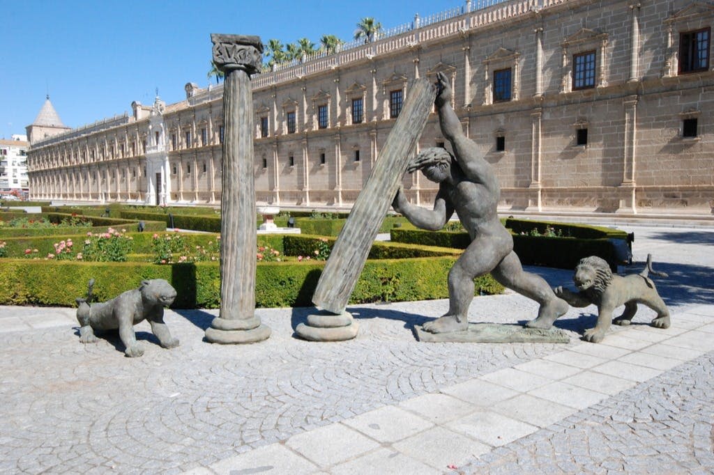 공급업체의 첫 번째 경유지 중 하나인 사자와 기둥이 있는 Hércules.