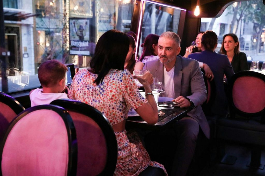 버스 타고 즐기는 가족 점심 식사 - 토케 샹젤리제