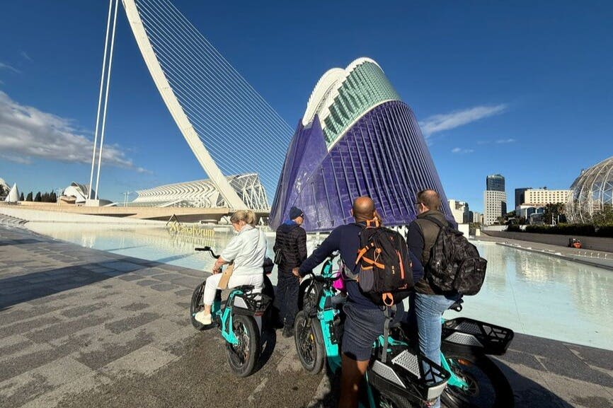 야마하 엔진이 장착된 프리미엄 전기 자전거를 타고 발렌시아를 둘러보세요. 자전거 라이딩을 즐기며 간편하게 페달을 밟으세요.