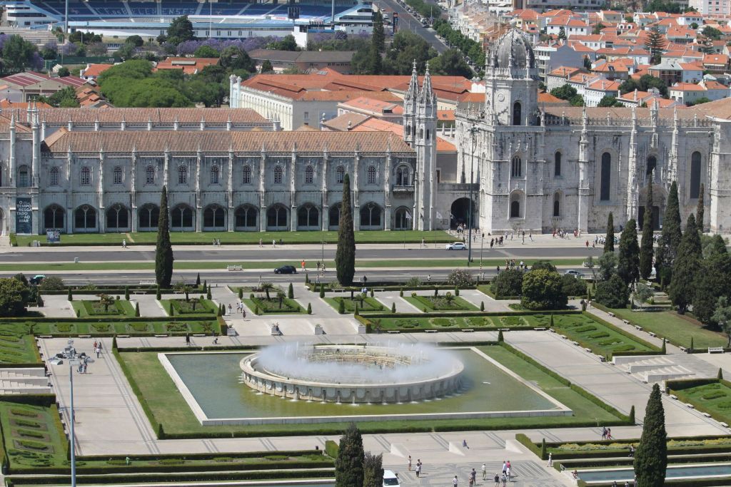 "Mosteiro dos Jerónimos" 와 "Jardim da Praça do Império"