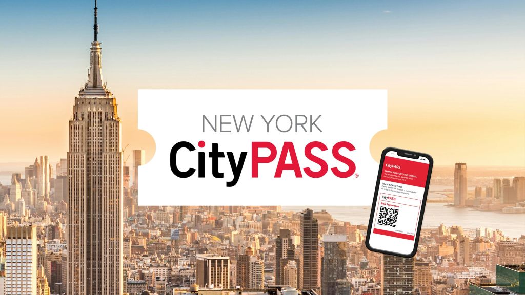 디지털 패스가 표시된 휴대 전화가 있는 스카이라인 위의 "New York CityPASS" 텍스트.