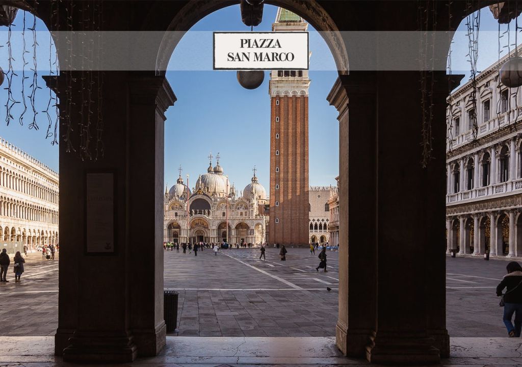 산마르코 광장 (Piazza San Marco) 은 산마르코 대성당 (St. Mark's Basilica) 과 베네치아의 캄파닐레 탑 (Campanile tower) 이 있는 아치형 통로를 통해 내려다보