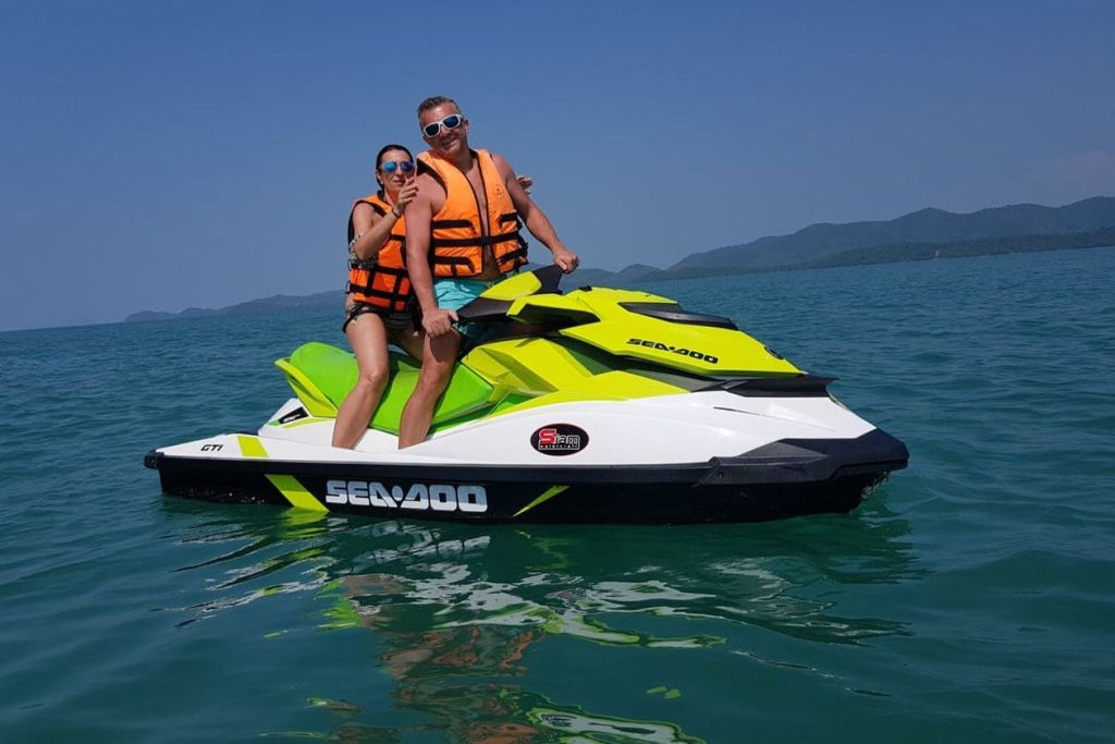 경치를 즐기면서 파도를 가로지르는 고속 주행의 스릴을 경험하세요.