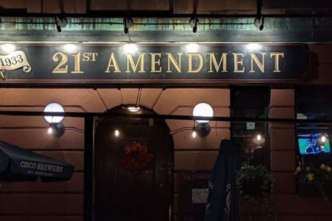 21차 수정헌법의 야간 입장 사진