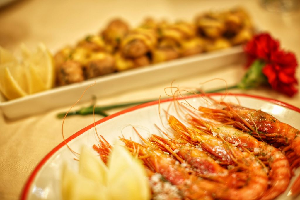 별 메뉴에서 구운 붉은 새우