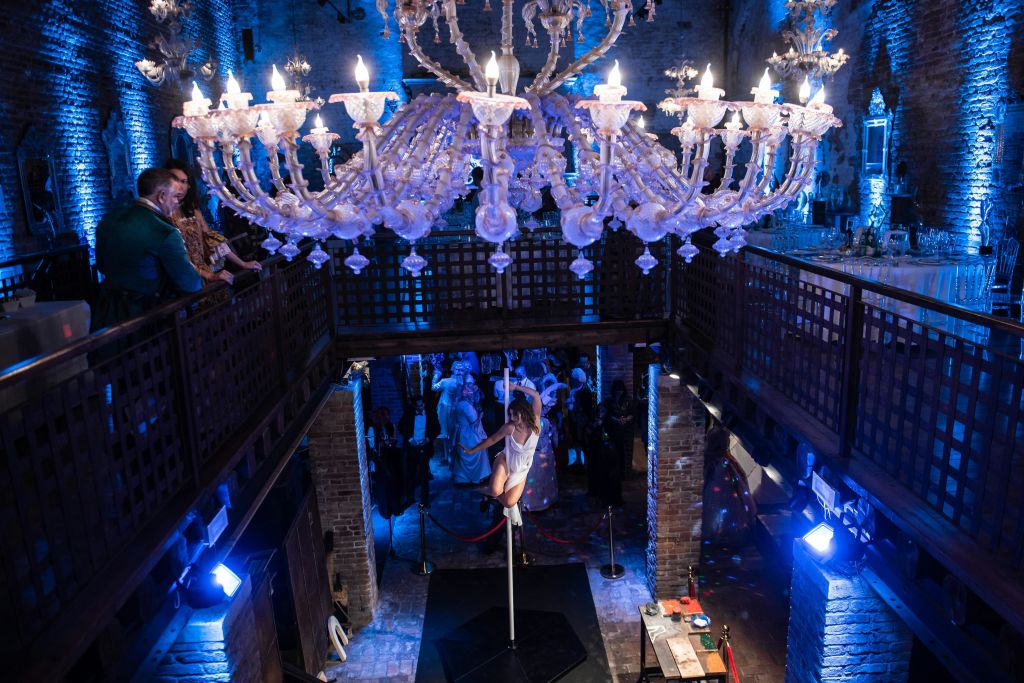 저녁 시간 폴댄스 공연