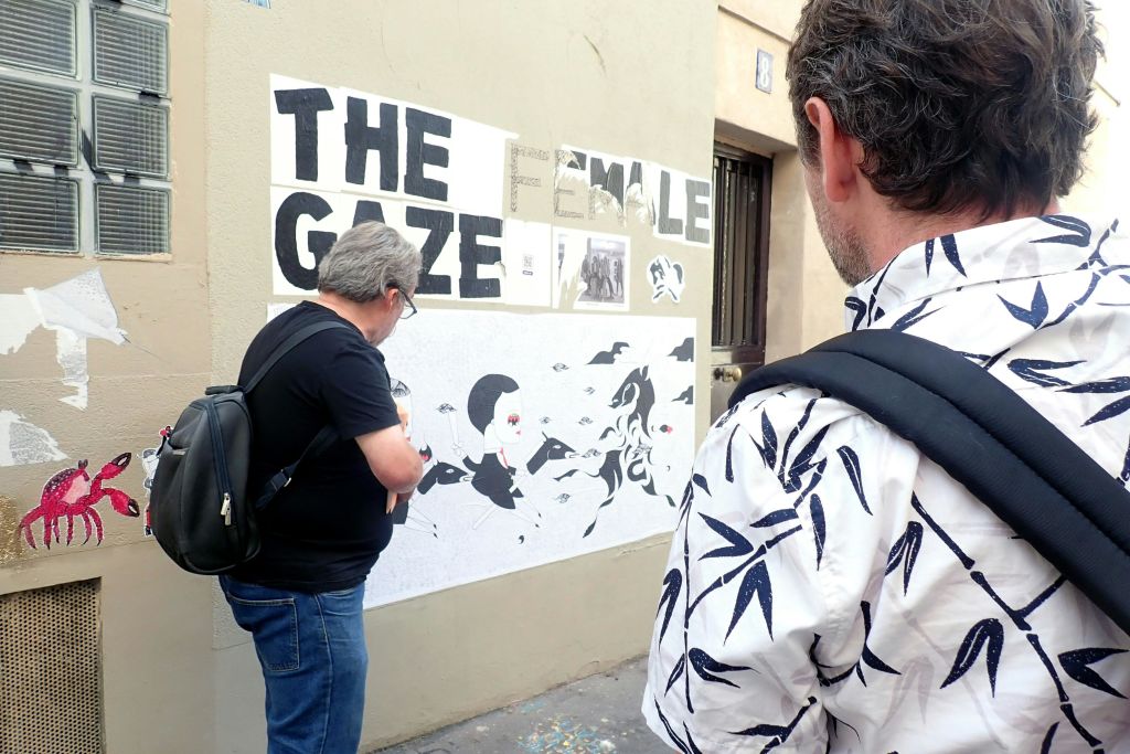 거리 예술을 감상하는 가이드와 게스트