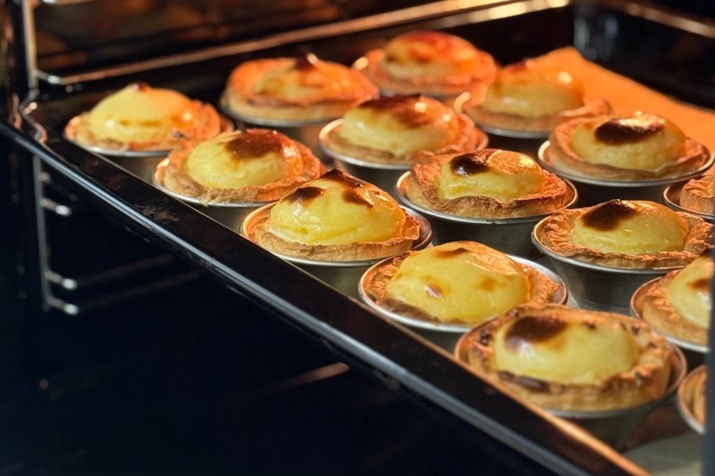 오븐에 갓 구운 커스터드 타르트 쟁반.