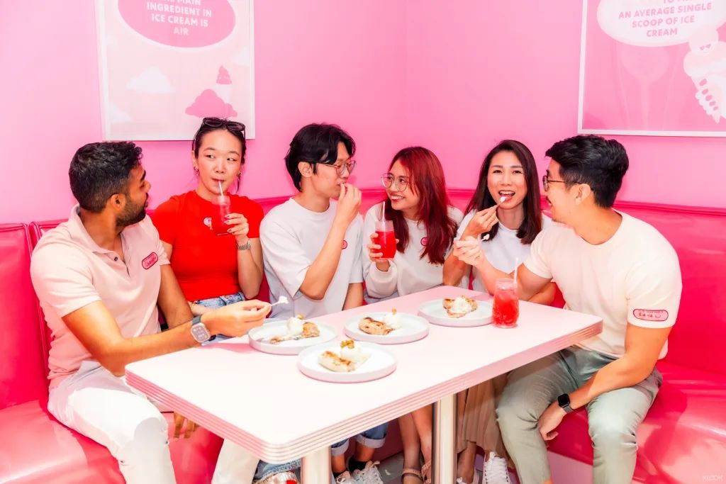 사랑하는 사람들과 함께 흥미진진한 여행을 떠나보세요!
