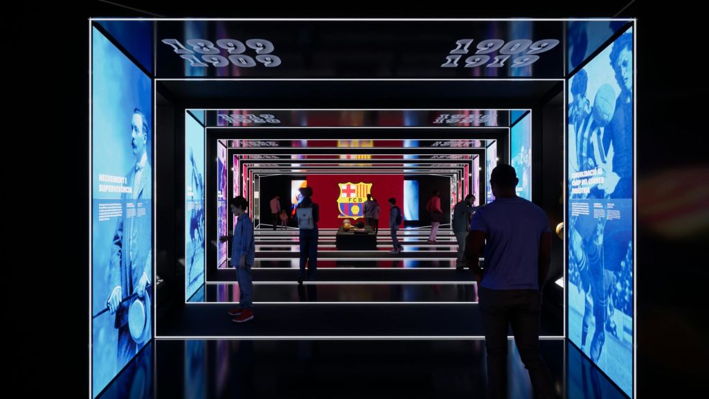 커다란 FC 바르셀로나 엠블럼을 배경으로 거울 벽이 있는 조명이 켜진 터널을 걷고 있는 사람들.