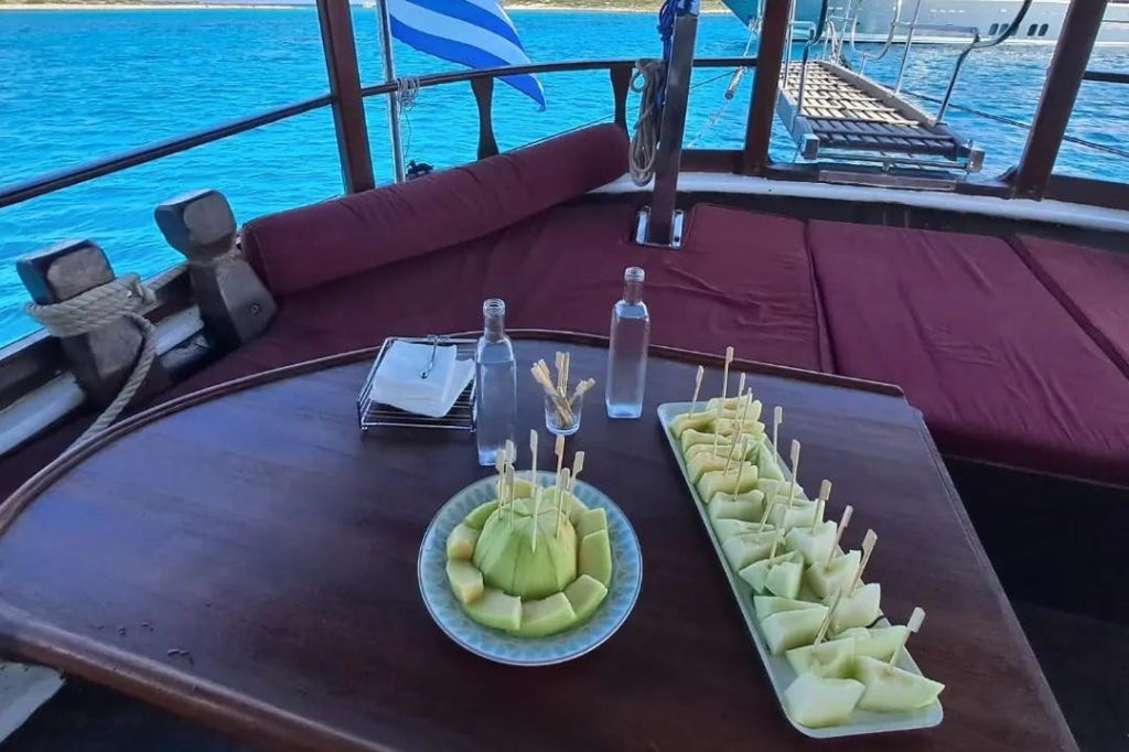 신선한 과일과 우조