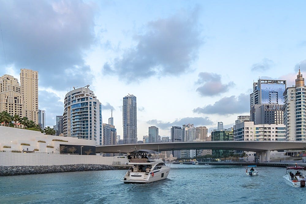 고요함을 만끽하는 요트 투어: 마리나 운하 크루즈