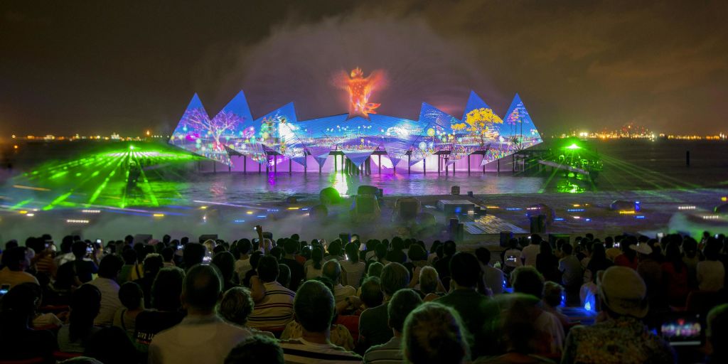 밤에는 화려한 투영과 안개가 펼쳐지는 생동감 넘치는 조명 물과 조명 쇼를 구경하는 사람들로 가득합니다.