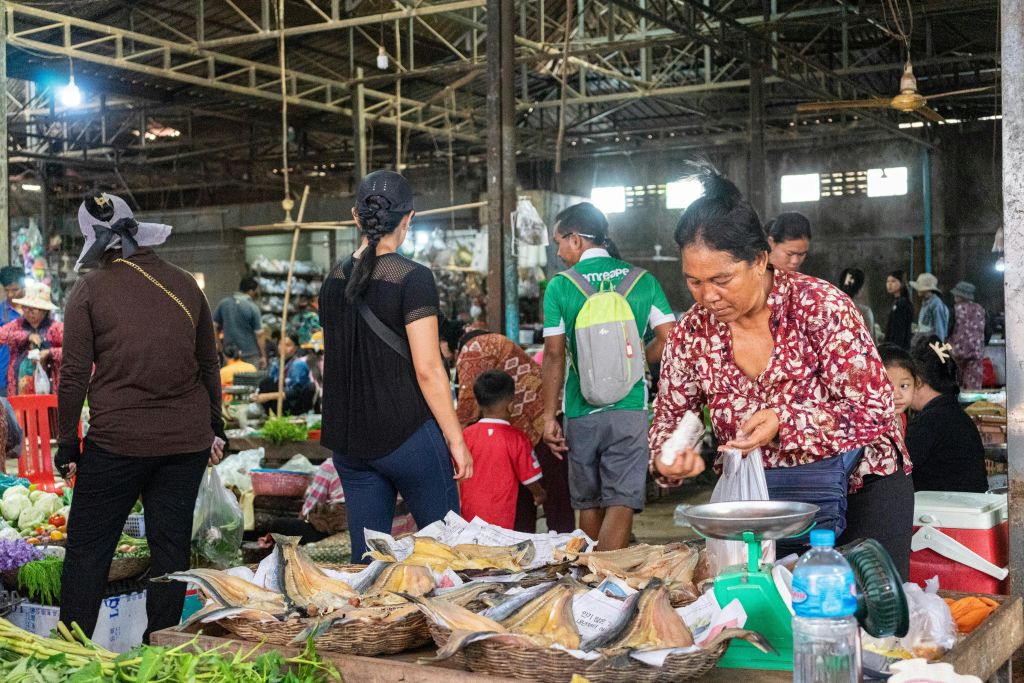 야외 시장을 둘러보고 현지 특산품을 발견하고 최고의 현지 스낵과 과일을 선택하세요.