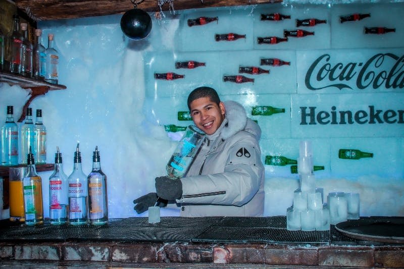 바텐더가 사진 몇 장을 쏟아 붓고 있다.