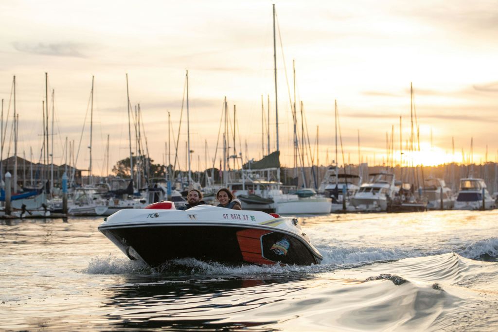 일몰 투어를 이용할 수 있습니다.