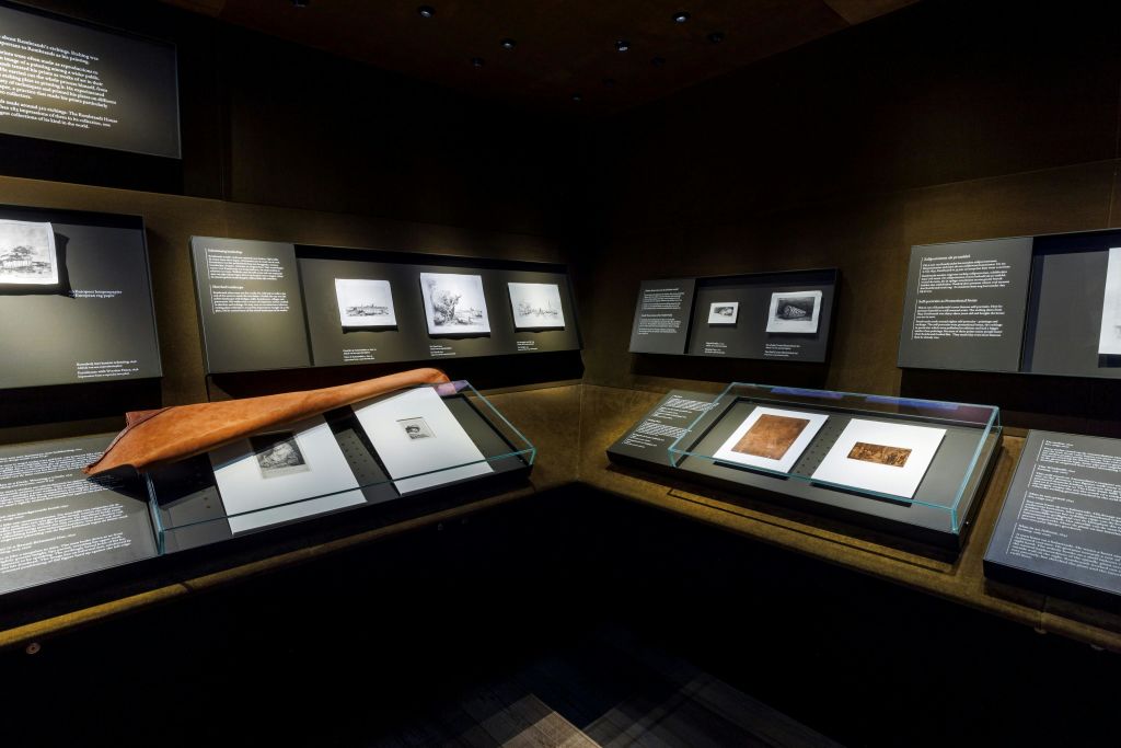 에칭이 있는 중간 챔버