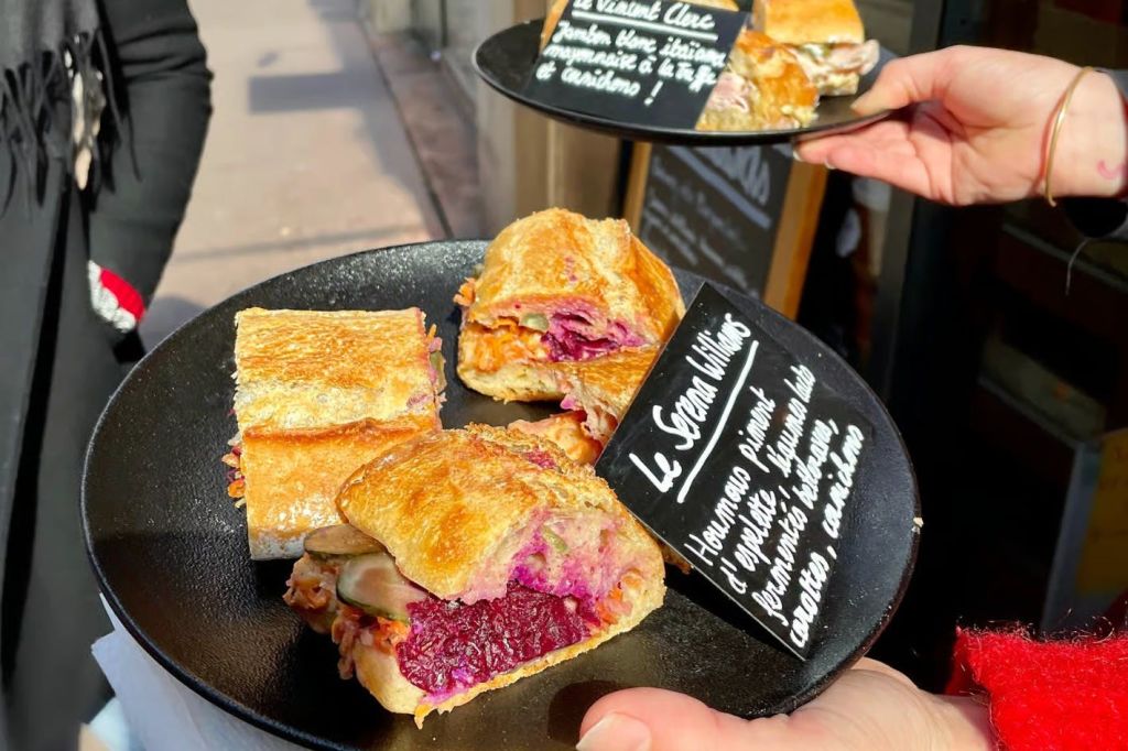 내용물을 설명하는 표지판이 있는 레스토랑에서 제공되는 두 가지 요리