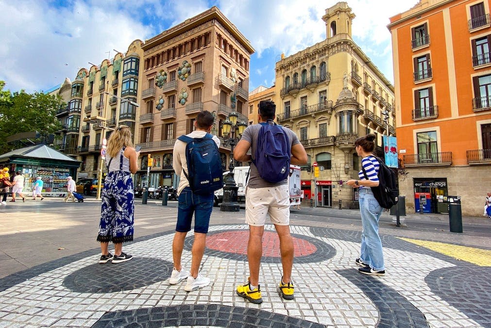 예술가 호안 미로 (Joan Miró) 가 플라 데 로스 (Pla de l 'Os) 라고 부르는 노란색, 파란색, 빨간색 모자이크.