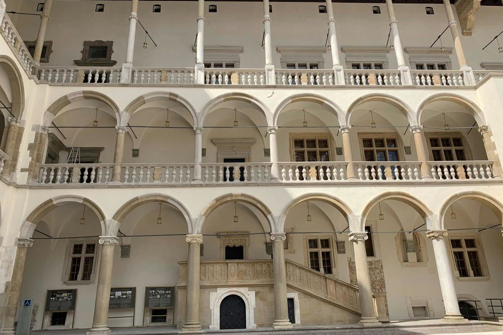 바벨 성 - 아케이드 마당