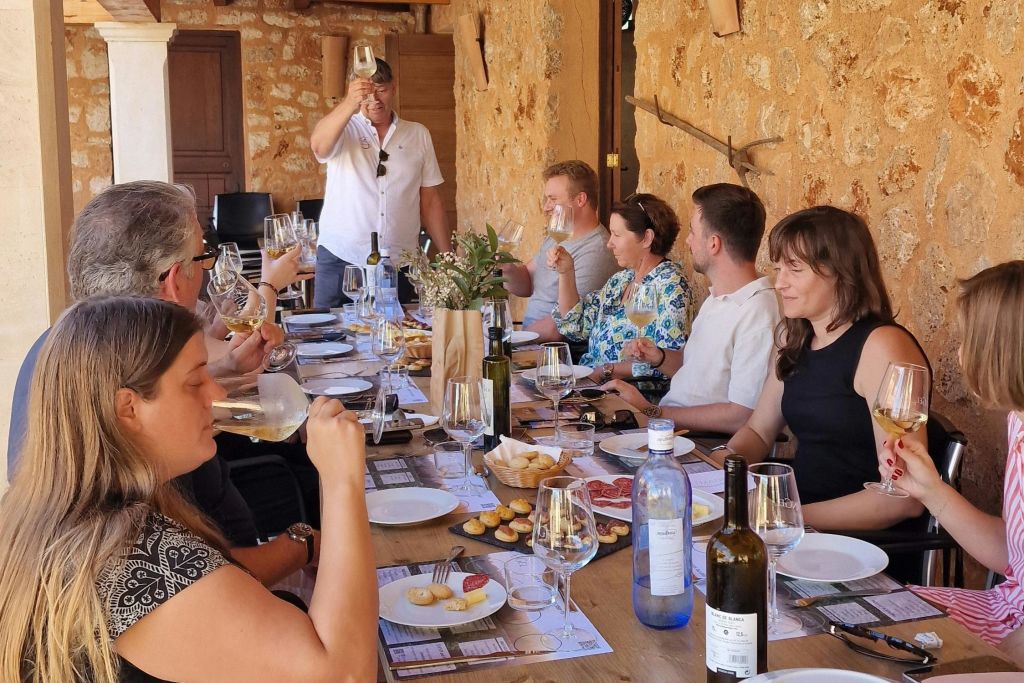 그룹과 함께 와인 시음하기