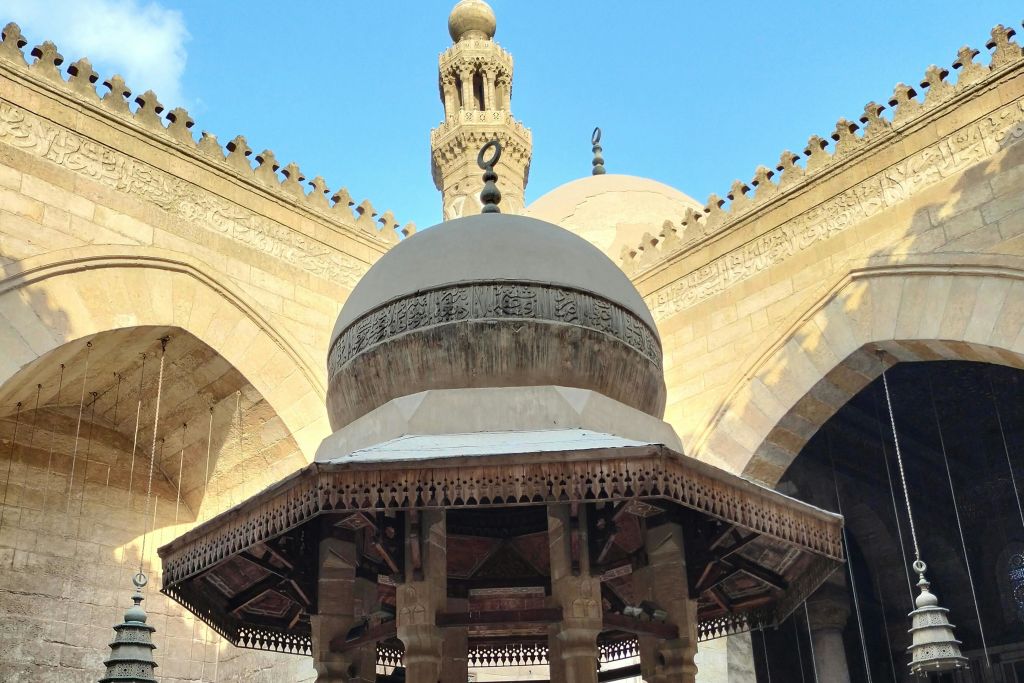 알 모에즈 거리로 알려진 세계에서 가장 오래된 이슬람 거리를 둘러보세요.