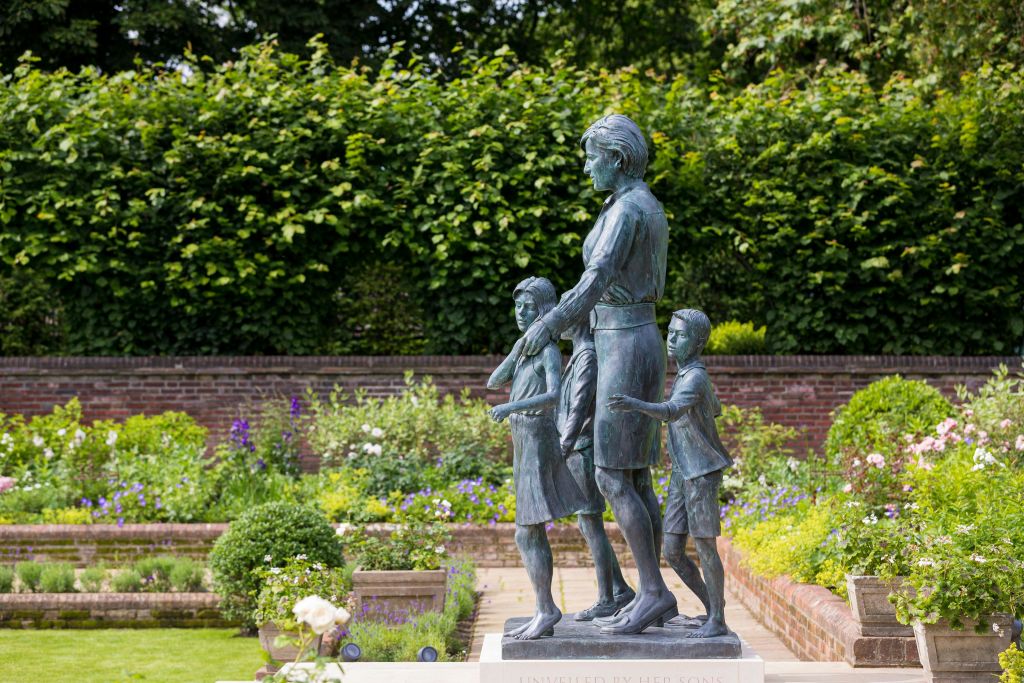 침몰한 정원, 켄싱턴 궁전, 동상 다이애나, 웨일즈의 공주.