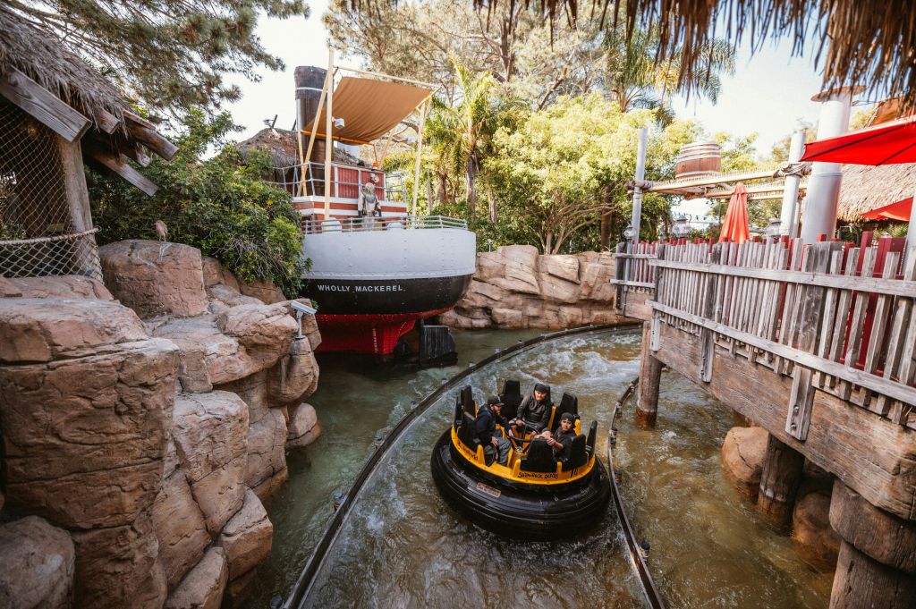 원형 뗏목을 탄 사람들은 바위와 나무로 둘러싸인 테마파크에서 "Wholly Mackerel" 이라는 이름의 보트를 타고 지나갑니다.