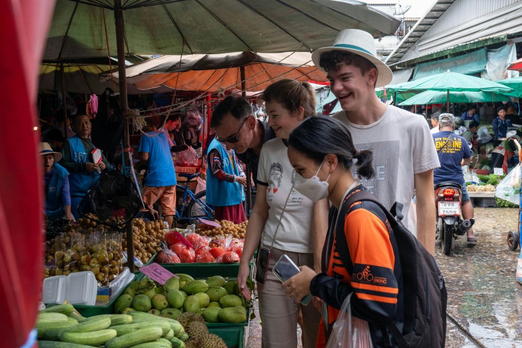 방콕에서 가장 큰 신선 시장인 클롱토이 (Klongtoey) 에서 "창문 쇼핑" 을 즐겨보세요.