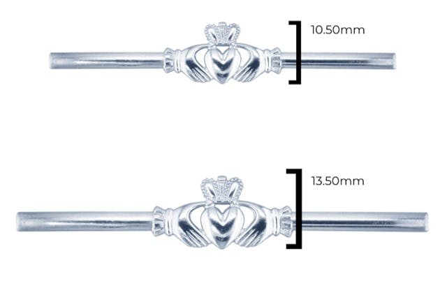 중앙에 Claddagh 기호가 있는 두 개의 은봉으로 각각 10.50 mm 및 13.50 mm의 치수를 보여줍니다.