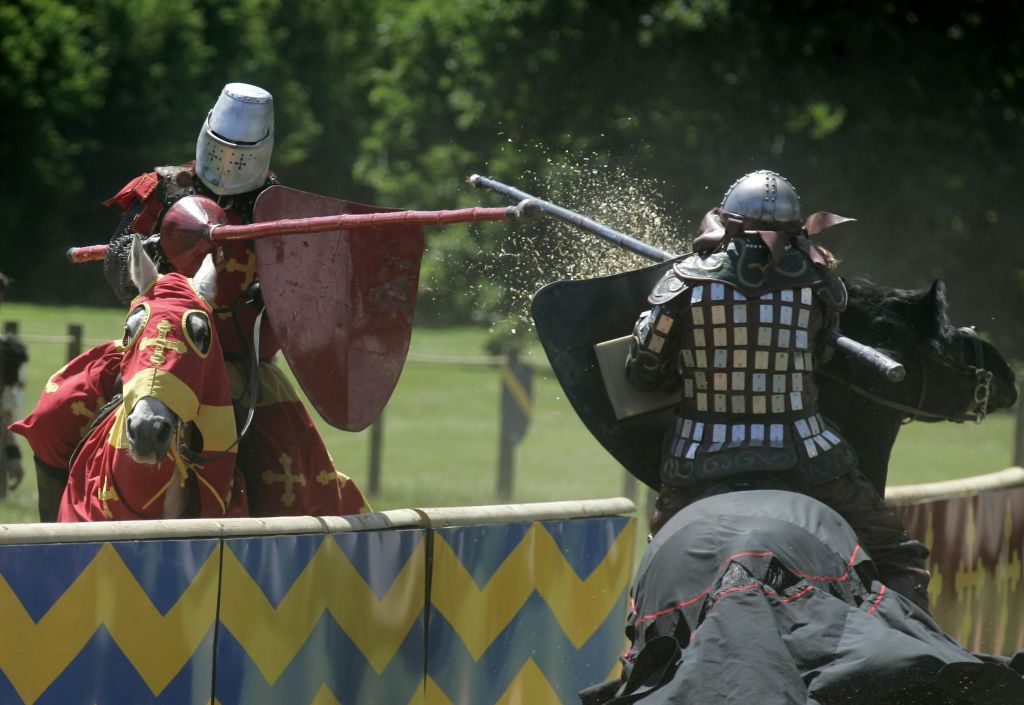 중세 갑옷과 방패를 입은 두 마리의 조스터가 창과 충돌하며, 한 마리의 창이 충격을 가합니다. 녹지가 배경으로 보입니다.