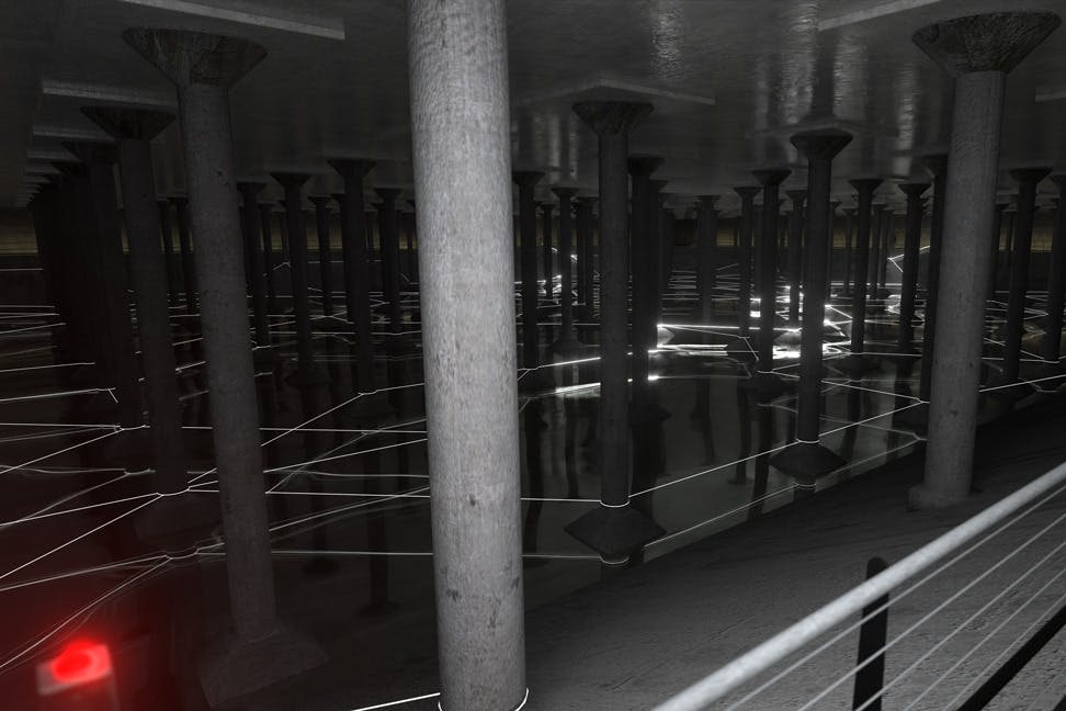 얕은 수면에 반사되어 선형 조명으로 비춰지는 수많은 석조 기둥이 있는 어두운 지하 공간.