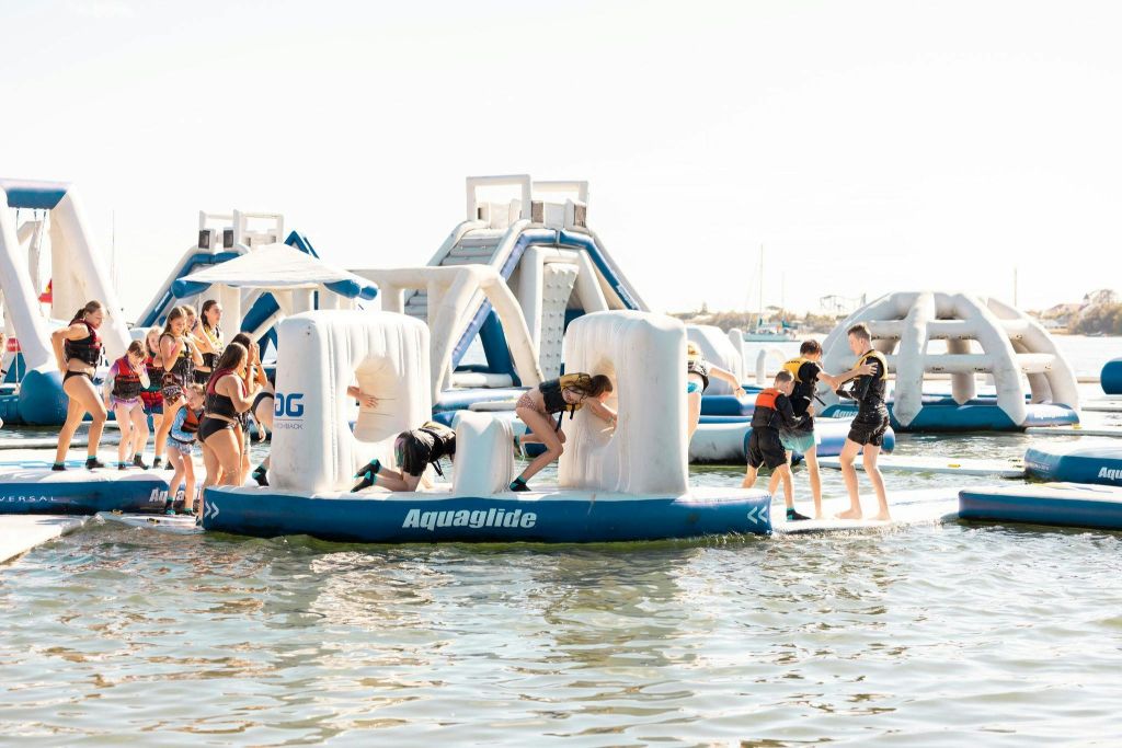 아쿠아 파크에서 노는 모든 사람들