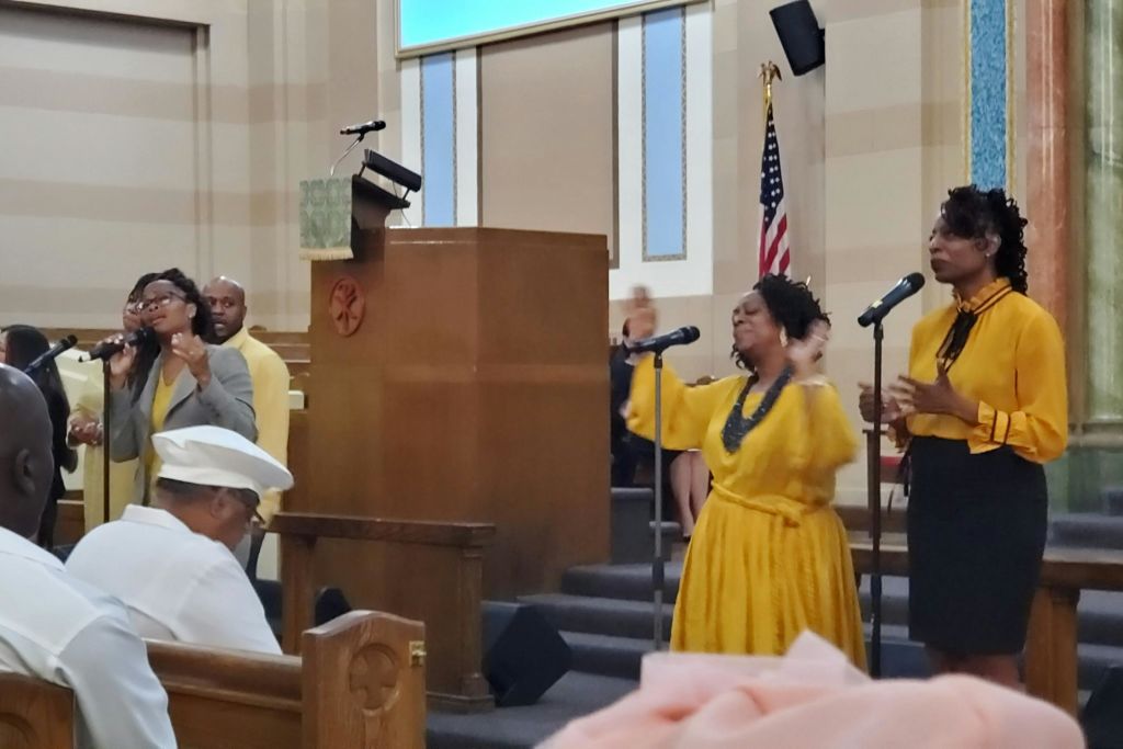 열정적으로 노래하는 활기찬 복음 합창단의 영감을 주는 이미지.