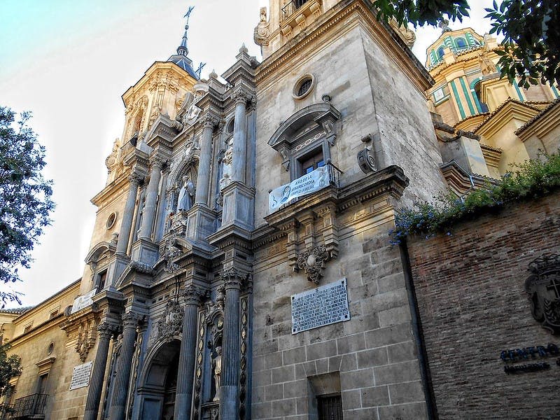 동상과 기둥, 장식 요소 등 정교한 건축 디테일이 돋보이는 역사적인 건물의 화려한 석조 외관.