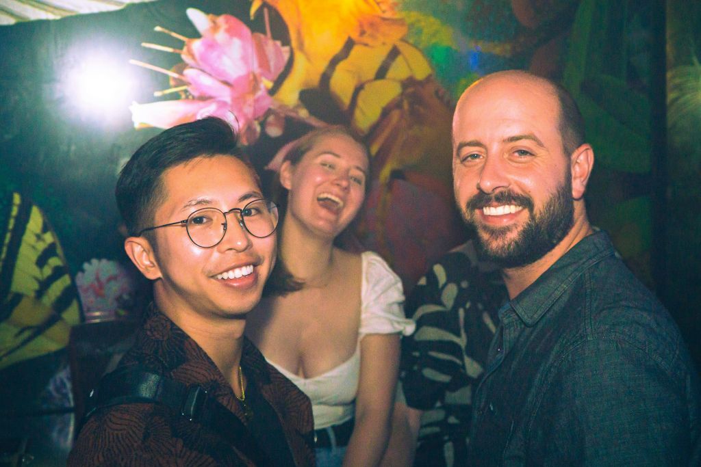 게스트 3명이 함께 웃고 있는 사진