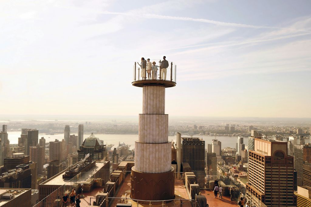 높은 건물과 강이 흐르는 도시의 스카이라인이 내려다보이는 높은 타워 전망대에 여러 사람이 서 있습니다.
